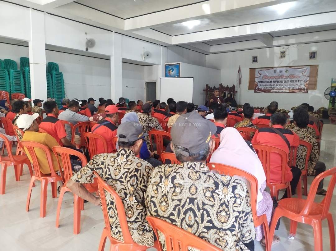 RAPAT TRIWULAN RT DAN RW KADES KAMULYAN TEGASKAN ISU GAJI PENGURUS KOPERASI DESA MERAH PUTIH RP 5 - 8 JUTA ADALAH HOAX
