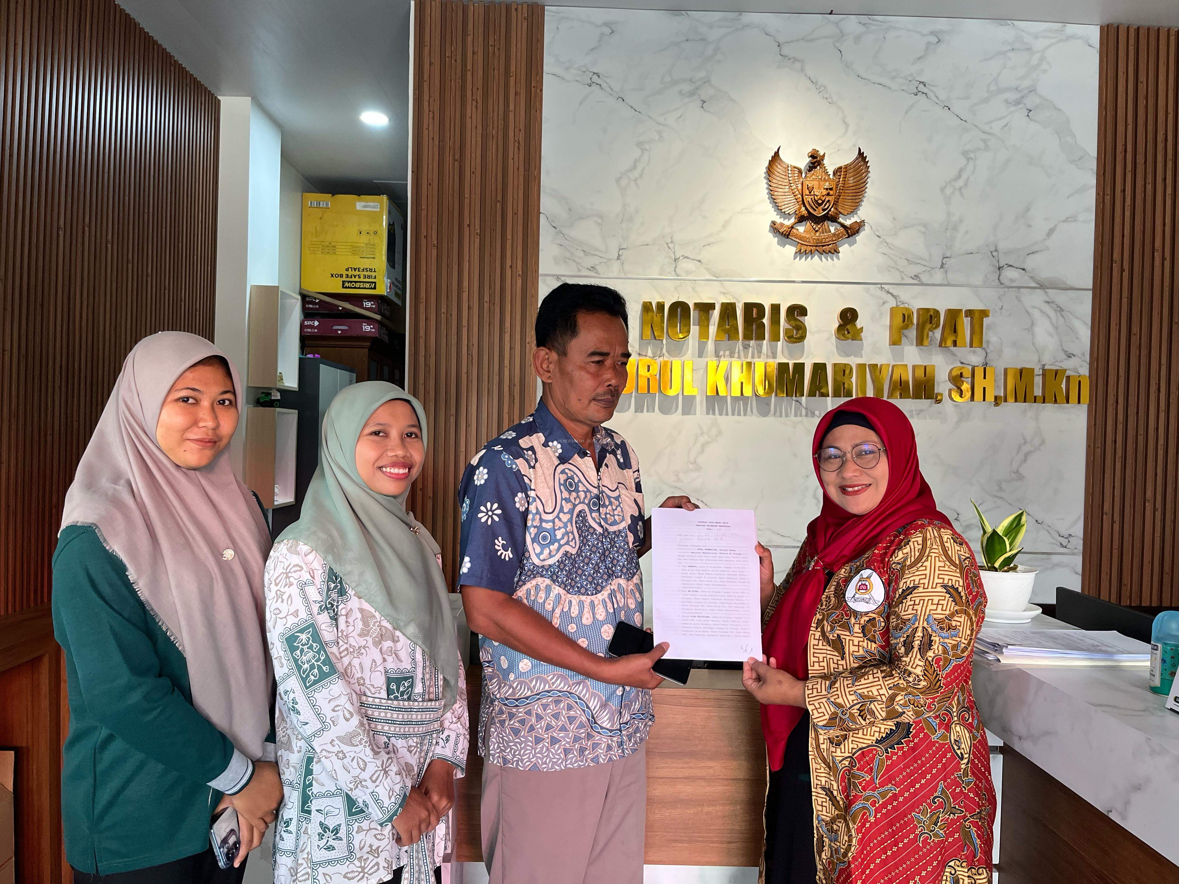 KOPERASI DESA MERAH PUTIH DESA KAMULYAN LAKUKAN PENANDATANGAAN AKTA PENDIRIAN KOPERASI DIHADAPAN NOTARIS