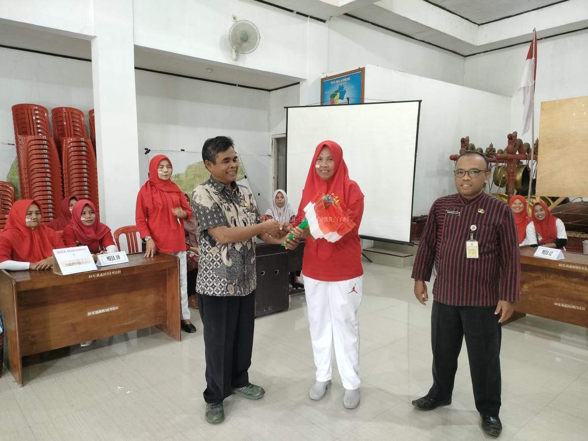 PEMDES KAMULYAN BAGIKAN 2000 BENDERA MERAH PUTIH GUNA TINGKATKAN NASIONALISME MASYARAKAT 
