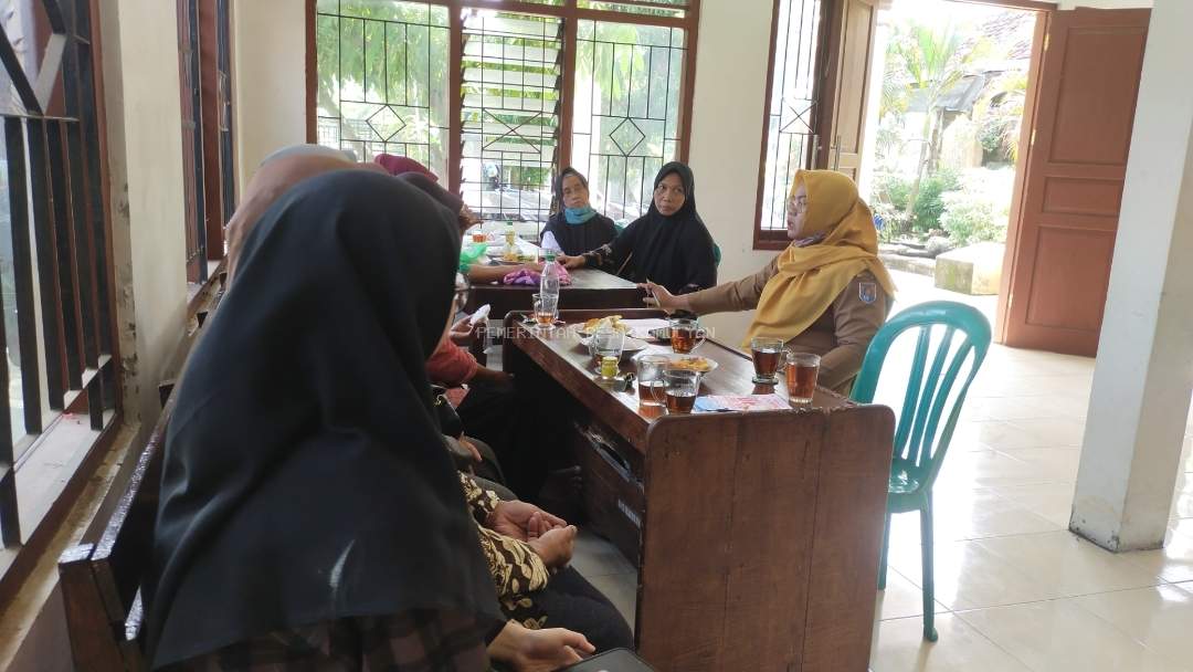 PERTEMUAN RUTIN DUKUN BAYI DAN BIDAN DESA PENTINGKAN 