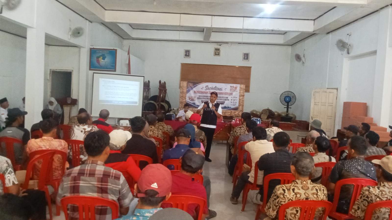 Pemerintah Desa Kamulyan memberikan apresiasi kepada ketua RT yang sukses dalam kegiatan penarikan PBB tahun 2026